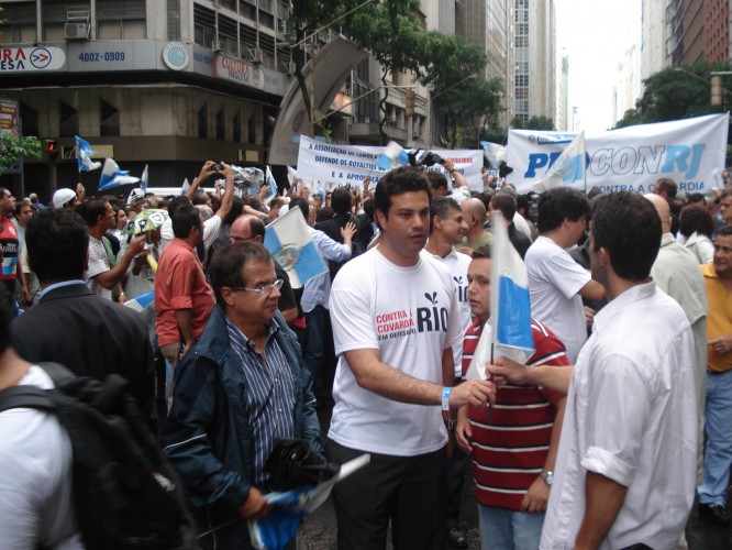 2010 Preocupado com emenda que redistribui royalties do petróleo, secretário de Habitação Leonardo Picciani participa de passeata no centro do Rio